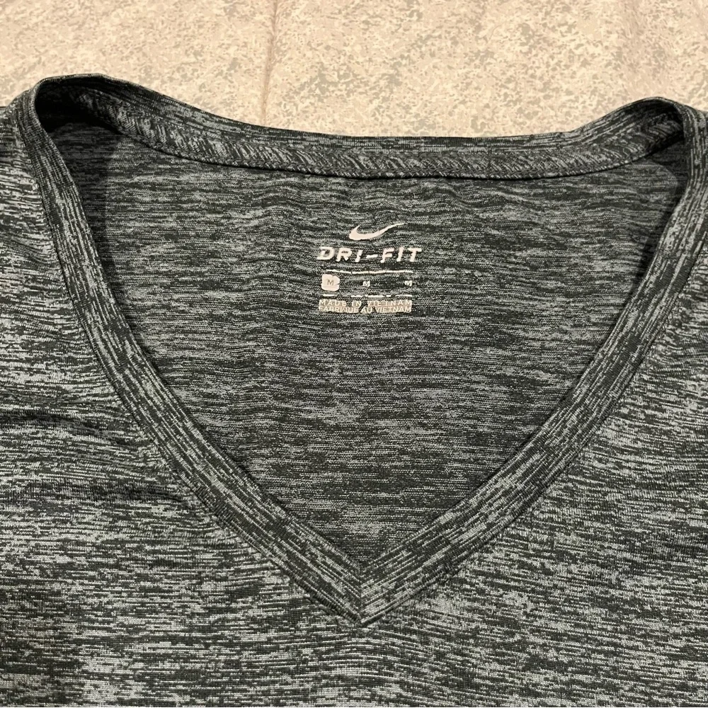 Nike Dri-Fit Women's Charcoal Heather Short Sleeve Tee - Picture 3 of 6